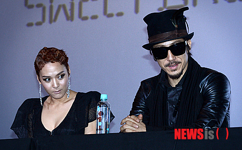 【서울=뉴시스】박상훈 기자 = 23일 오후 서울 여의도 IFC몰 내 CGV에서 열린 MFBTY(My Fans Better Than Yours) 영상 쇼케이스 및 기자간담회에서 윤미래, 타이거JK가 취재진의 질문을 듣고 있다. MFBTY는 t윤미래, 타이거JK, Bizzy가 새로운 장르에 도전하는 프로젝트 힙합그룹이다.&nbsp; hyalinee@newsis.com