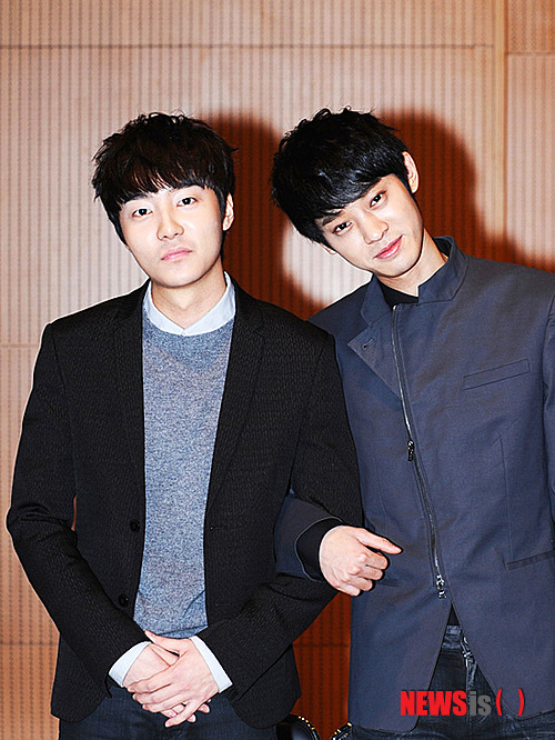 【서울=뉴시스】유상우 기자 = 엠넷 오디션프로그램 ‘슈퍼스타K 4’의 로이킴(20)과 정준영(24)이 지상파 라디오 DJ 맛을 본다.&nbsp; 로이킴과 정준영은 28일부터 MBC 라디오 FM4U(91.9㎒) ‘정오의 희망곡’을 진행한다. 건강상의 문제로 잠시 자리를 비운 개그우먼 김신영을 대신해서 한 달간 청취자를 만날 예정이다. 그동안 양세형, 케이윌, 이수영 등이 김신영의 빈자리를 채웠다.&nbsp; MBC FM4U 측은 “로이킴과 정준영은 세대를 초월해 많은 사랑을 받고 있는데다, 그간 여러 라디오 게스트로서도 유쾌함과 순발력을 보여줘 DJ로 발탁하게 됐다”며 “두 사람이 ‘정오의 희망곡’의 희망찬 분위기를 책임질 것”이라고 기대했다.&nbsp; 로이킴과 정준영은 “정말 해보고 싶었던 라디오 DJ를 맡아 기쁘다. 즐겁고 유쾌한 ‘정오의 희망곡’을 들려주겠다”고 전했다.&nbsp; 로이킴은 현재 ‘슈퍼스타K 4’ 우승자 데뷔 앨범 준비를 하고 있다. /swryu@newsis.com