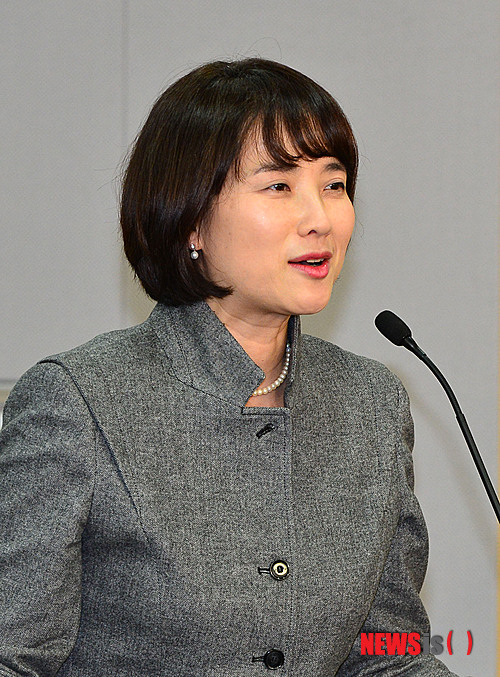 【서울=뉴시스】김기태 기자 = 24일 오후 서울 여의도 국회 의원회관 제1세미나실에서 열린 민주통합당 초, 재선 의원 10인과 함께하는 '평가와 전망' 토론회에서 유은혜 의원이 인사말을 하고 있다.&nbsp; presskt@newsis.com