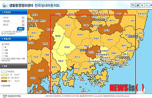 【창원=뉴시스】강승우 기자 = 25일 국립환경과학원의 '경남 주택 실내 라돈 현황'에 따르면 도내 단독·연립·다세대 주택과 아파트 600곳에서 라돈 농도를 측정한 결과 이중 19％가 다중이용시설 권고기준인 ㎥당 148Bq(베크럴)을 초과했다. 사진은 국립환경과학원 홈페이지의 지난 2011년 경남 실내 라돈 지도.&nbsp; ksw@newsis.com