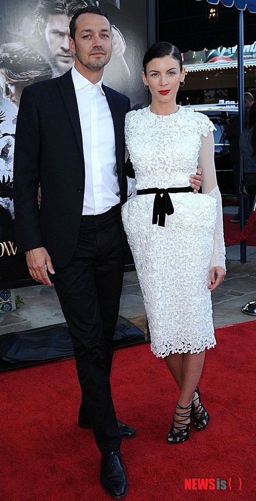 【서울=뉴시스】박영주 기자 = 루퍼트 샌더스(42) 감독이 부인 리버티 로스(34)에게 이혼소송을 당했다.&nbsp; 로스는 샌더스 감독을 상대로 결혼 8년 만에 미국 로스앤젤레스 고등법원에 이혼 소송을 제기했다.&nbsp; 로스는 샌더스와 사이에서 낳은 5, 7세 자녀의 공동 양육권을 신청했다. 또 브리트니 스피어스(32), 라이언 레이널즈(37) 등 스타들의 이혼소송 담당 변호사를 고용, 거액의 위자료도 청구했다.&nbsp; 샌더스는 지난해 여름 자신이 연출한 영화 '스노우 화이트 앤 더 헌츠맨'의 여주인공 크리스틴 스튜어트(23)와 진한 스킨십을 하는 장면이 파파라치에게 포착되면서 불륜을 들켰다.&nbsp; 이를 계기로 스튜어트 역시 4년째 사귄 영화배우 로버트 패틴슨(27)과 결별했다. 최근 영화 '트와일라잇' 개봉 시점에 맞춰 두 사람은 화해했으나 지난 15일 패틴슨이 스튜어트에게 이별을 통보, 4개월 만에 다시 헤어졌다.&nbsp; gogogirl@newsis.com