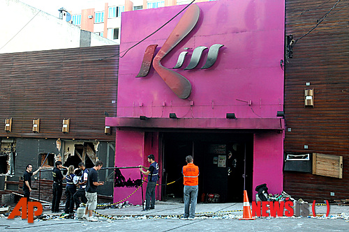 【산타마리아=AP/뉴시스】브라질 경찰이 27일(현지시간) 리우그란데두술주(州) 산타마리아에 있는 나이트클럽 ‘키스’의 입구를 조사하고 있다. 이날 오전 사람들이 많은 나이트클럽에서 화재가 발생해 230여 명이 사망했다. 나이트클럽 화재로 연기가 자욱해 놀란 사람들이 숨을 쉴 수 없어 이미 시신들로 가로막힌 입구로 몰렸다.