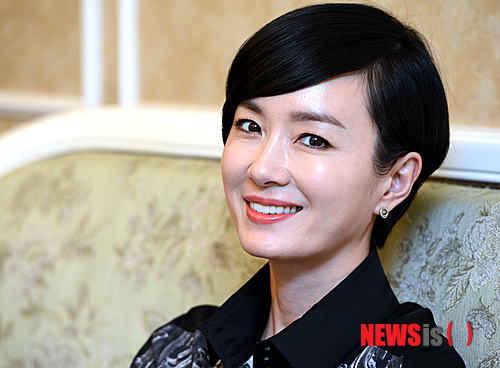 【서울=뉴시스】조성봉 기자 = 영화 '남쪽으로 튀어'에서 안봉희 역을 맡은 배우 오연수가 28일 오후 서울 중구 한 호텔에서 뉴시스와의 인터뷰 전 포즈를 취하고 있다.&nbsp; suncho21@newsis.com