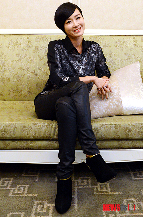 【서울=뉴시스】조성봉 기자 = 영화 '남쪽으로 튀어'에서 안봉희 역을 맡은 배우 오연수가 28일 오후 서울 중구 한 호텔에서 뉴시스와의 인터뷰 전 포즈를 취하고 있다.&nbsp; suncho21@newsis.com