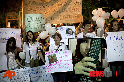 【산타마리아=AP/뉴시스】브라질 시민이 28일(현지시간) 산타마리아에서 발생한 나이트클럽 화재의 희생자를 추모하기 위해 화재 현장인 나이트클럽 키스 인근에서 행진하고 있다. 지난 27일 발생한 키스 나이트클럽 화재사건은 비극이 될 모든 요소를 갖추고 있다. 231명이 희생된 세계 최악의 화재인 이번 나이트클럽 화재로 브라질 남부 대학가는 충격과 슬픔에 휩싸였다.