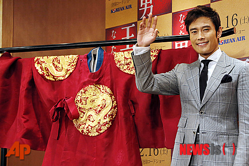 【서울=뉴시스】박영주 기자 = 지난해 관객 1200만명을 기록한 이병헌(43) 류승룡(43) 한효주(26) 주연 영화 '광해, 왕이된 남자'(감독 추창민) 다운로드 서비스를 하루 앞두고 이들 배우의 출연작 다시보기 바람이 불고 있다.&nbsp; 30일 동영상 웹하드 '송사리' 영화 다운로드 순위에서 이병헌 최민식(51) 주연 '악마를 보았다'(감독 김지운)가 1위를 차지했다.&nbsp; 국정원 경호요원 '수현'(이병헌)이 약혼녀가 잔인하게 살해당하자 자신에게 가장 소중한 사람을 지켜내지 못했다는 자괴감과 분노로 복수하게 되는 이야기다.&nbsp; 2위는 한효주가 소지섭(36)과 연기한 멜로 '오직 그대만'(감독 송일곤)이다. 지난해 고수(35)와 함께한 영화 '반창꼬'(감독 정기훈)도 4위에 랭크됐다. 연애에 마음을 닫은 의사 '미수'(한효주)와 아내를 잃은 상처를 지닌 소방관 '강일'(고수)과의 사랑이야기다.&nbsp; 3위는 이병헌 송강호(46) 정우성(40) 주연 '놈놈놈'(감독 김지운)이다. 이병헌 주연 '달콤한 인생'(감독 김지운)도 톱10에 처음 진입해 7위에 올랐다.&nbsp; 5위는 류승룡이 이선균(38) 임수정(34)과 함께한 '내 아내의 모든 것'(감독 민규동)으로 16계단 상승했다. 류승룡 주연 '최종병기 활'(감독 김한민)도 69계단 치솟아 8위에 랭크됐다.&nbsp; 6위는 '내가 살인범이다'(감독 정병길), 9위는 '26년'(감독 조근현), 10위는 '친구'(감독 곽경택)다.&nbsp; gogogirl@newsis.com