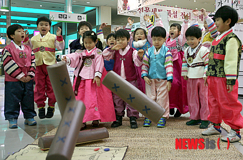 【서울=뉴시스】농협유통(대표이사 강홍구)은 29일 오전 서울 서초구 하나로클럽 양재점에서 '어린이 전통놀이 체험행사'를 열고 어린이들이 윷놀이를 하고 있다. (사진=농협유통 제공) photo@newsis.com