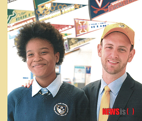 【뉴욕=뉴시스】노창현 특파원 = 한국어수업 및 한국식 교육모델로 잘 알려진 뉴욕 할렘의 데모크라시 프렙 차터스쿨의 세스 앤드류 교장이 올 여름 학교를 떠난다. 데모크라시 프렙스쿨 이사회는 28일 앤드류 교장 후임으로 캐이티 더피 COO를 만장일치로 선정했다고 밝혔다. 세스 앤드류 교장은 학부모지원기구인 ‘데모크라시 빌더스’의 일과 함께 전국적인 시민교육기구인 ‘시티즌쉽퍼스트’와 같은 새로운 교육벤처를 맡을 것으로 알려졌다. 올 여름 졸업하는 학생과 함께 한 앤드류 교장. <사진=democracyprep.org>&nbsp; robin@newsis.com 