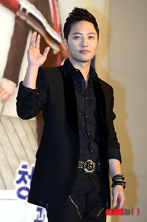 【서울=뉴시스】조성봉 기자 = 30일 오후 서울 영등포구 여의도동 콘래드 서울 호텔 5층 파크볼룸에서 열린 KBS 새 월화드라마 ‘광고천재 이태백’ 제작발표회에 이태백 역을 맡은 진구가 포즈를 취하고 있다.&nbsp; suncho21@newsis.com 