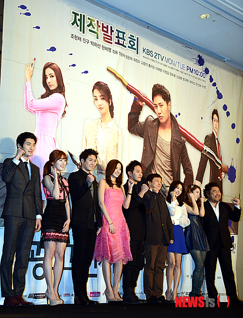 【서울=뉴시스】조성봉 기자 = 30일 오후 서울 영등포구 여의도동 콘래드 서울 호텔 5층 파크볼룸에서 열린 KBS 새 월화드라마 ‘광고천재 이태백’ 제작발표회에 참석한 배우들이 파이팅을 외치고 있다.&nbsp; suncho21@newsis.com