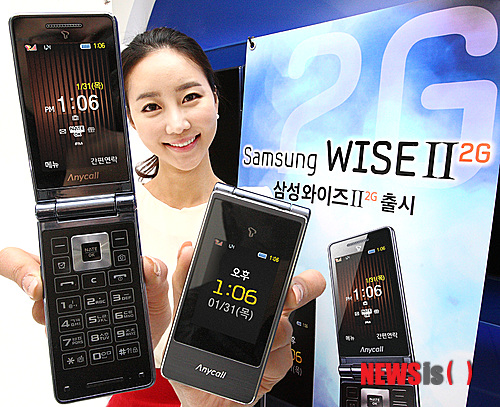 【서울=뉴시스】= 삼성전자가 사용자 편의성을 높인 2G 휴대폰 '와이즈2 2G(WISE2 2G)'를 SKT를 통해 국내 시장에 출시한다고 31일 밝혔다. 2011년 4월 LG전자 '와인폰4' 이후 약 1년 9개월 만에 출시되는 2G폰이다. 하지만 오늘부터 3주간 SK텔레콤이 신규·번호이동 가입자 모집이 금지돼 기기변경 가입자만 받을 수밖에 없다. (사진 = 삼성전자 제공) photo@newsis.com
