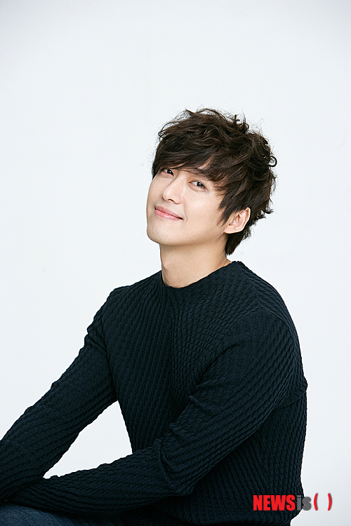 【서울=뉴시스】유상우 기자 = MBC TV 특별기획드라마 ‘구암 허준’(극본 최완규, 연출 김근홍·권성창) 이 남궁민(35)과 박은빈(21)을 투입하며 주요 캐스팅을 마쳤다.&nbsp; 남궁민은 허준의 평생 맞수인 유의태의 아들 ‘유도지’를 책임진다. 드라마 속 갈등구조의 핵심축을 담당하며 ‘예진아씨’를 연모하지만 결국 마음은 얻지 못한다.&nbsp; 어의가 되려는 욕망만을 위해 내의원에서 허준과 치열한 경쟁을 한다. 1999년 ‘허준’에서는 김병세가 ‘유도지’를 연기했다.&nbsp; 사극이 처음인 남궁민은 “이미 검증된 훌륭한 작품으로 인사하게 돼 영광이다. 긴 호흡이 필요한 만큼 차분히 준비해 좋은 연기를 선보이겠다”고 전했다.&nbsp; 박은빈은 허준의 여인 ‘다희’를 선택했다. 양반의 신분을 벗어던지고 허준만을 사랑하는 지고지순한 캐릭터다. 고난과 역경을 지혜롭게 헤쳐나간다. 박은빈은 ‘태왕사신기’(2007), ‘선덕여왕’(2009), ‘계백’(2011) 등의 사극에 출연했다.&nbsp; ‘구암 허준’은 김주혁·백윤식·고두심·김미숙·이재용·최종환·정호빈·견미리·정은표·박철민·여호민·박진희 등이 이끈다. 3월 방송 예정이다.&nbsp; swryu@newsis.com 