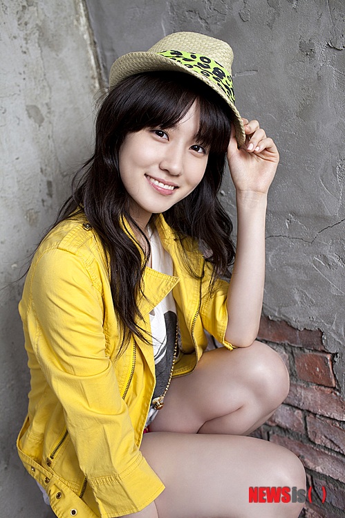 【서울=뉴시스】유상우 기자 = MBC TV 특별기획드라마 ‘구암 허준’(극본 최완규, 연출 김근홍·권성창) 이 남궁민(35)과 박은빈(21)을 투입하며 주요 캐스팅을 마쳤다.&nbsp; 남궁민은 허준의 평생 맞수인 유의태의 아들 ‘유도지’를 책임진다. 드라마 속 갈등구조의 핵심축을 담당하며 ‘예진아씨’를 연모하지만 결국 마음은 얻지 못한다.&nbsp; 어의가 되려는 욕망만을 위해 내의원에서 허준과 치열한 경쟁을 한다. 1999년 ‘허준’에서는 김병세가 ‘유도지’를 연기했다.&nbsp; 사극이 처음인 남궁민은 “이미 검증된 훌륭한 작품으로 인사하게 돼 영광이다. 긴 호흡이 필요한 만큼 차분히 준비해 좋은 연기를 선보이겠다”고 전했다.&nbsp; 박은빈은 허준의 여인 ‘다희’를 선택했다. 양반의 신분을 벗어던지고 허준만을 사랑하는 지고지순한 캐릭터다. 고난과 역경을 지혜롭게 헤쳐나간다. 박은빈은 ‘태왕사신기’(2007), ‘선덕여왕’(2009), ‘계백’(2011) 등의 사극에 출연했다.&nbsp; ‘구암 허준’은 김주혁·백윤식·고두심·김미숙·이재용·최종환·정호빈·견미리·정은표·박철민·여호민·박진희 등이 이끈다. 3월 방송 예정이다.&nbsp; swryu@newsis.com 