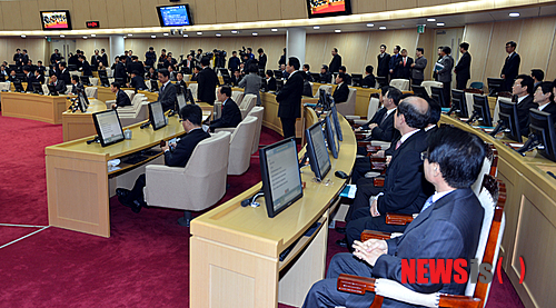 【무안=뉴시스】류형근 기자 = 1일 오전 전남 무안군 전남도의회에서 제274회 임시회 3차 본회의가 열리기 앞서 의원들이 분주하게 움직이고 있다.&nbsp; hgryu77@newsis.com