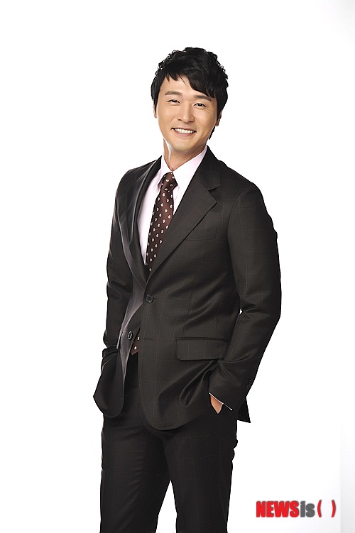【서울=뉴시스】유상우 기자 = 영화배우 이성재(43)가 MBC TV 월화드라마 ‘구가의 서’(극본 강은경, 연출 신우철·김정현)에 출연한다.&nbsp; 힘없고 가난한 통인의 아들로 태어나 무과를 통과한 후 입신양명과 출세를 위해 많은 사람을 짓밟는 ‘조관웅’을 연기한다. ‘서화’(이연희)의 아버지를 역모죄로 죽게 하는 악역이다.&nbsp; 사극은 1997년 MBC TV 드라마 ‘예스터데이’로 데뷔한 이후 16년 만에 처음이다.&nbsp;&nbsp; 이성재는 “새로운 역할과 장르에 도전해보고 싶어 출연을 결심했다. 현대극과는 다른 캐릭터로 새로운 모습을 보여주고 싶다”고 전했다.&nbsp; KBS 2TV ‘전우치’에 출연 중인 조재윤(39)도 캐스팅됐다. 극 초반 이승기를 괴롭히는 왈패지만 중반으로 가면서 이승기를 돕는다.&nbsp; 또 이연희(25)가 자존심 강한 양반집 규수 ‘윤서화’역으로 특별출연한다. ‘윤서화’는 정권 다툼의 희생양이 돼 누명을 쓴 ‘윤기수’의 딸이다. 기생이 된 서화는 자신의 아버지를 역모에 빠뜨려 죽게 한 ‘조관웅’으로부터 도망친 뒤 자신을 구해준 ‘구월령’을 만나 운명적인 사랑에 빠진다.&nbsp; ‘구가의 서’는 반인반수로 태어난 ‘최강치’(이승기)가 사람이 되기 위해 고군분투하는 무협 활극이다. ‘마의’ 후속으로 4월 방송된다.&nbsp; swryu@newsis.com 
