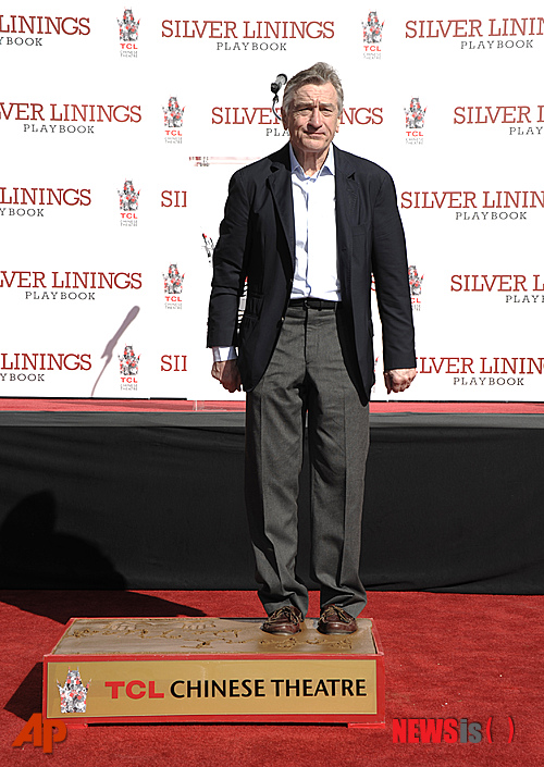 【서울=뉴시스】박영주 기자 = 할리우드 스타 로버트 드 니로(70)가 4일 미국 할리우드 차이니스 극장 앞 콘크리트 판에 손과 발을 새겨 넣었다.&nbsp; 40년 넘는 연기활동 중 수많은 갱스터 영화에 출연한 드니로는 "동료배우인 조 페시가 '나는 풋 프린팅을 꼭 남기겠다'는 얘기를 할 때마다 내가 그렇게 되리라 생각해 본 적은 없었다"고 말했다.&nbsp; "영화를 업으로 삼는 사람에게는 세 개의 집이 있다. 현재 사는 집, 첫 번째 아내가 사는 집, 그리고 할리우드"라면서 "나는 뉴욕을 사랑하고 할리우드 시민인 것을 자랑스럽게 생각한다"고 밝혔다.&nbsp; "이런 영광을 주고, 할리우드를 집처럼 느낄 수 있게 해줘서 감사하다."&nbsp; 드니로는 2001년 9·11 테러 이후 맨해튼 지역의 경제 회복을 목적으로 2002 트라이베카 영화제를 제정했다.&nbsp; 24일 열리는 아카데미시상식에서 코미디 '실버라이닝 플레이북'으로 세 번째 아카데미상 수상을 기대하고 있다.&nbsp; gogogirl@newsis.com