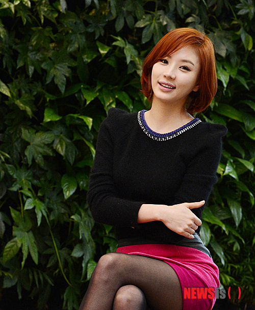 【서울=뉴시스】조수정 기자 = '가시꽃'을 통해 첫 주연을 맡아 열연중인 배우 사희가 5일 서울 충무로 뉴시스 본사에서 인터뷰 전 포즈를 취하고 있다.&nbsp; chocrystal@newsis.com