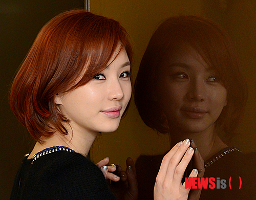 【서울=뉴시스】조수정 기자 = 드라마 '가시꽃'을 통해 첫 주연을 맡아 열연중인 배우 사희가 5일 서울 충무로 뉴시스 본사에서 인터뷰 전 포즈를 취하고 있다.&nbsp; chocrystal@newsis.com