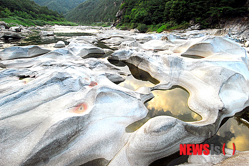 【대전=뉴시스】박희송 기자 = 문화재청은 6일 강원도 '영월 요선암 돌개구멍'을 국가지정문화재 천연기념물로 지정 예고했다. 사진은 요선암 돌개구멍. (사진=문화재청 제공)&nbsp; photo@newsis.com 