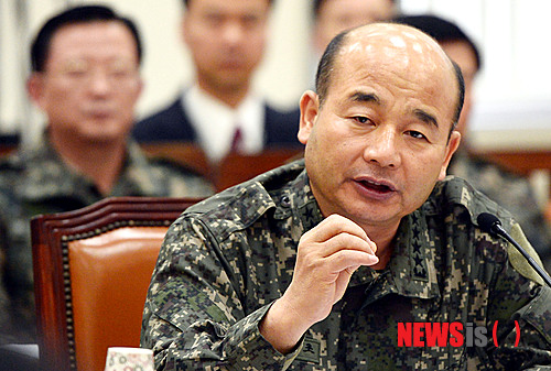 【서울=뉴시스】박동욱 기자 = 정승조 합참의장이 6일 오후 서울 여의도 국회 국방위원회 회의실에서 열린 전체회의에서 의원들의 질의에 답변하고 있다. fufus@newsis.com