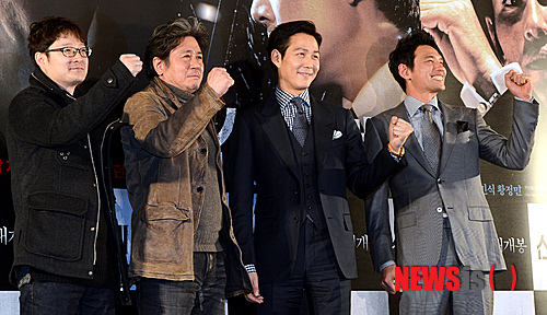 【서울=뉴시스】박상훈 기자 = 6일 오후 서울 왕십리 CGV에서 열린 영화 '신세계' 언론시사회에서 박훈정 감독과 최민식, 이정재, 황정민이 포즈를 취하고 있다.&nbsp;&nbsp; hyalinee@newsis.com