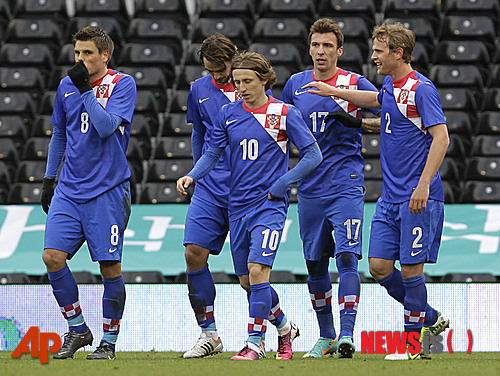 【런던(영국)=AP/뉴시스】6일(한국시간) 오후 영국 런던 크라벤 코티지 구장에서 열린 대한민국과 크로아티아의 평가전에서 마리오 만주키치가 골을 성공시킨 뒤 축하를 받고 있다.