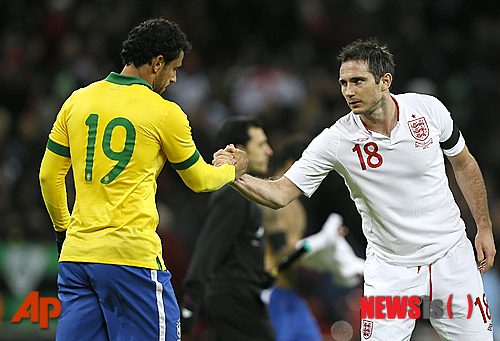 【런던=AP/뉴시스】잉글랜드 주장 프랭크 램파드(오른쪽)가 7일(한국시간) 영국 런던 웸블리스타디움에서 열린 브라질과의 축구대표팀 친선경기를 승리로 마친 뒤 상대팀 공격수 프레드와 악수하고 있다. 