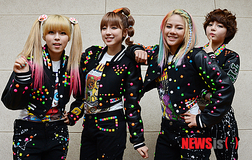 【서울=뉴시스】조수정 기자 = 신곡 '미니마니모'로 활동하고 있는 그룹 '타이니지(Tiny-G)' 멤버들이 5일 오후 서울 충무로 뉴시스 본사에서 인터뷰 전 포즈를 취하고 있다. 왼쪽 위부터 시계방향으로 도희, 제이민, 민트, 명지.&nbsp;&nbsp; chocrystal@newsis.com