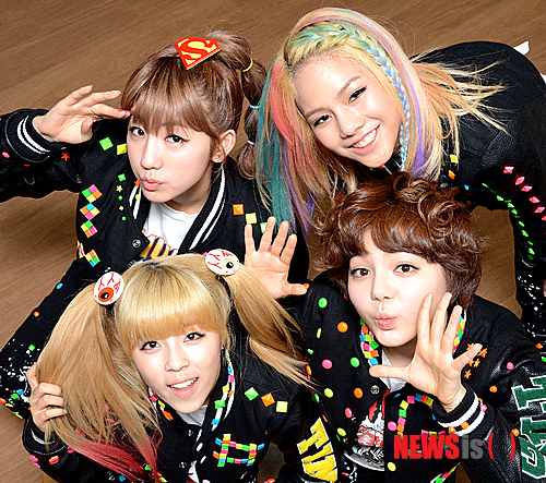 【서울=뉴시스】조수정 기자 = 신곡 '미니마니모'로 활동하고 있는 그룹 '타이니지(Tiny-G)' 멤버들이 5일 오후 서울 충무로 뉴시스 본사에서 인터뷰 전 포즈를 취하고 있다. 왼쪽 위부터 시계방향으로 제이민, 민트, 명지, 도희.&nbsp; chocrystal@newsis.com