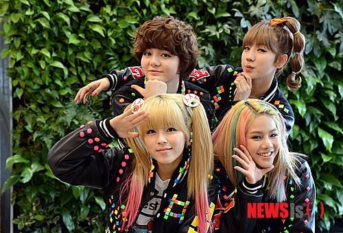 【서울=뉴시스】조수정 기자 = 신곡 '미니마니모'로 활동하고 있는 그룹 '타이니지(Tiny-G)' 멤버들이 5일 오후 서울 충무로 뉴시스 본사에서 인터뷰 전 포즈를 취하고 있다. 왼쪽 위부터 시계방향으로 명지, 제이민, 민트, 도희.&nbsp; chocrystal@newsis.com