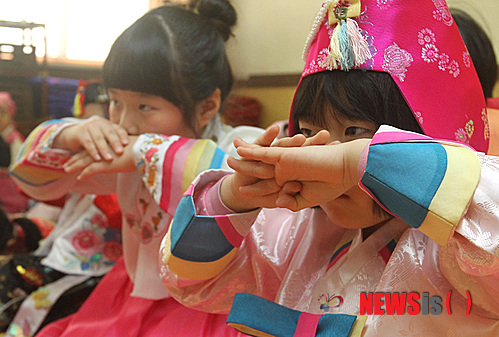 【수원=뉴시스】강종민 기자 = 민족 최대의 명절인 설날을 앞둔 7일 경기 수원예절교육관에서 한복을 곱게 차려입은 어린이들이 큰절하는 법을 배우고 있다. ppkjm@newsis.com 