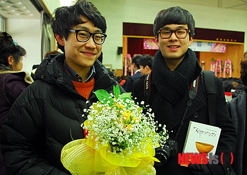 【청주=뉴시스】엄기찬 기자 = 전국 곳곳에서 졸업식이 열린 7일 오전 충북 청주시 상당구 용암동 청석고등학교 체육관에서 하루 앞서 열린 친구의 졸업식을 찾은 예비 졸업생들이 선물할 책과 꽃다발을 들고 환하게 웃고 있다.&nbsp; dotor0110@newsis.com 