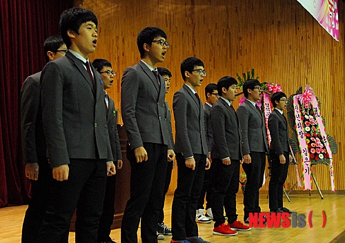 【청주=뉴시스】엄기찬 기자 = 전국 곳곳에서 졸업식이 열린 7일 오전 충북 청주시 상당구 용암동 청석고등학교 체육관에서 재학생들이 축가를 부르고 있다.&nbsp; dotor0110@newsis.com