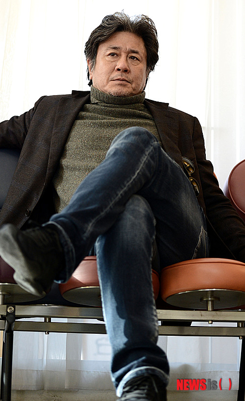 【서울=뉴시스】홍찬선 기자 = 영화 신세계(감독 박훈정)에서 강과장 역을 맡은 배우 최민식이 7일 오후 서울 종로구 삼청동의 한 카페에서 인터뷰를 하고 있다.&nbsp; mania@newsis.com