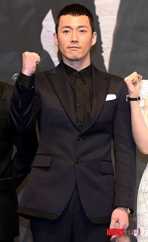 【서울=뉴시스】조성봉 기자 = 7일 오후 서울 중구 롯데호텔 크리스탈 볼룸에서 열린 KBS 2TV 수목드라마 '아이리스2' 제작발표회에 참석한 배우 김영철(왼쪽), 장혁, 이다해가 파이팅을 외치고 있다.&nbsp;&nbsp;&nbsp;&nbsp; suncho21@newsis.com&nbsp;&nbsp; 