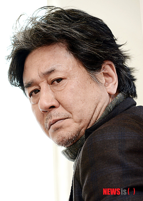 【서울=뉴시스】홍찬선 기자 = 영화 신세계(감독 박훈정)에서 강과장 역을 맡은 배우 최민식이 7일 오후 서울 종로구 삼청동의 한 카페에서 인터뷰를 하고 있다.&nbsp; mania@newsis.com