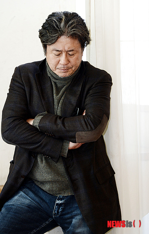 【서울=뉴시스】홍찬선 기자 = 영화 신세계(감독 박훈정)에서 강과장 역을 맡은 배우 최민식이 7일 오후 서울 종로구 삼청동의 한 카페에서 인터뷰를 하고 있다.&nbsp; mania@newsis.com