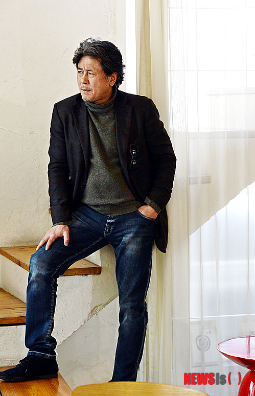 【서울=뉴시스】홍찬선 기자 = 영화 신세계(감독 박훈정)에서 강과장 역을 맡은 배우 최민식이 7일 오후 서울 종로구 삼청동의 한 카페에서 인터뷰를 하고 있다.&nbsp; mania@newsis.com
