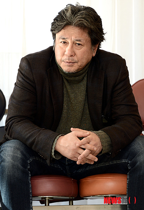 【서울=뉴시스】홍찬선 기자 = 영화 신세계(감독 박훈정)에서 강과장 역을 맡은 배우 최민식이 7일 오후 서울 종로구 삼청동의 한 카페에서 인터뷰를 하고 있다.&nbsp; mania@newsis.com