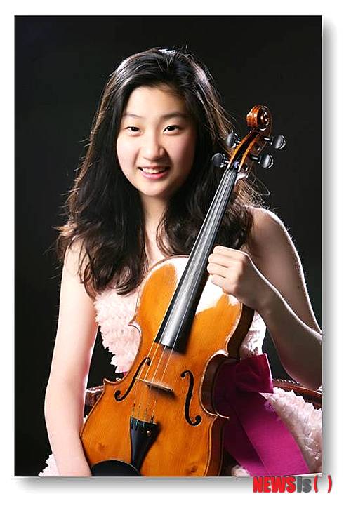【서울=뉴시스】이재훈 기자 = 세계적 권위의 비올라 콩쿠르인 유리 바슈메트 국제콩쿠르에서 비올리스트 이화윤(16·서울예고1)이 지난 2일 이 대회 사상 최초로 대상(그랑프리)을 수상했다.&nbsp; 7일 매니지먼트사 영앤잎섬에 따르면, 유리 바슈메트 콩쿠르는 러시아 출신의 세계적 비르투오조 비올리스트 유리 바슈메트(60)의 이름을 딴 대회다. 1990년부터 3~4년에 한번씩 모스크바에서 열리며 올해로 7회째를 맞았다.&nbsp; 최고상인 대상은 한번도 수여하지 않을 정도로 권위를 유지해온 대회가 처음으로 이화윤에게 대상을 수여, 실력을 인정했다.&nbsp; 대상에 이은 1등상 역시 이유라가 수상하는 등 한국이 상위권을 독식했다.&nbsp; 한편, 예원학교를 나온 이화윤은 비올리스트 김상진을 사사한 국내파다. 2010년 오스트리아 포츠차흐에서 열린 제17회 브람스 국제콩쿠르에서 최연소 우승했고, 지난해 독일 바이올리니스트 안네 소피 무터(50) 재단의 최연소 장학생으로 선발되며 주목 받았다.&nbsp; 6월 안네 소피 무터의 아시아 연주 투어에 함께 한다.&nbsp; realpaper7@newsis.com 