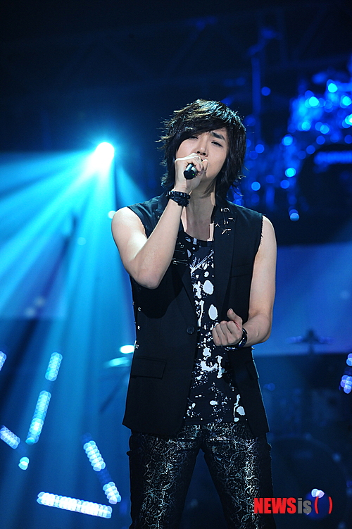 【서울=뉴시스】유상우 기자 = 그룹 ‘부활’의 보컬 정동하(33)가 KBS 2TV ‘불후의 명곡-전설을 노래하다’에서 하차한다.&nbsp;&nbsp; swryu@newsis.com
