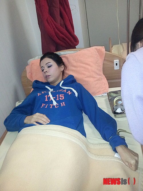 【서울=뉴시스】이재훈 기자 = 성인연극 '교수와 여제자3'의 헤로인 라리사(30)가 과로로 쓰러져 입원했다.&nbsp; 8일 오후 3시 서울 대학로 비너스홀에서 '교수와 여제자3' 공연 시작 10분을 앞두고 대기실에서 기절, 인근 병원으로 옮겨졌다.&nbsp;&nbsp; 공연제작사 예술집단 참은 "그간 계속된 공연 스케줄과 모델 활동 등으로 피로가 누적된 것으로 보인다"면서 "설 명절을 앞두고 고향 러시아에 대한 향수가 더해져 정신적, 육체적인 스트레스까지 겹쳤다"고 전했다.&nbsp; 담당의사는 "조금만 늦었어도 심각한 상황이 발생했을 것"이라면서 "연기투혼도 좋지만 몸 관리를 철저히 하는 것이 우선"이라며 안정을 권했다.&nbsp; 강철웅 연출은 "라리사는 입원해 있는 동안에도 자기 몸보다는 연기 선배들과 스태프들, 남은 공연을 걱정했다"고 알렸다.&nbsp; 라리사는 당일 퇴원, 연극 무대로 복귀했다. 키 173㎝ 몸무게 50㎏인 라리사는 '교수와 여제자3'에서 '카마수트라'의 108개 체위 중 5가지 체위를 실연하고 있다.&nbsp; realpaper7@newsis.com 