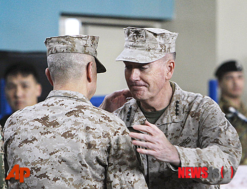 【카불=AP/뉴시스】조지프 던포드(오른쪽) 신임 아프가니스탄 주둔 국제안보지원군(ISAF) 사령관이 10일 아프간 카불의 ISAF 사령부에서 열린 ISAF 사령관 이취임식에서 퇴임하는 존 앨런 전 사령관을 포옹하고 있다.
