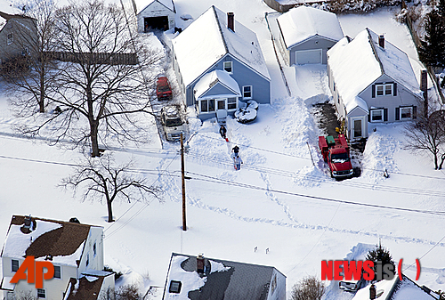 【햄든=AP/뉴시스】미국 코네티컷주(州)와 뉴잉글랜드주에 눈폭풍이 강타한 뒤 코네티컷주 햄든 인근 주민이 눈에 덮인 집 앞을 쓸고 있다.