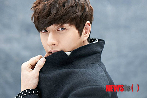 【서울=뉴시스】오제일 기자 = 탤런트 박해진(30)이 중국 TV드라마 '멀리 떨어진 사랑'에 출연한다.&nbsp; 모든 것을 가졌지만 사랑하는 여자에게 배신당하면서 마음을 닫은 레스토랑 주인 '심안'을 연기한다. 언니의 아이를 대신 키우는 미혼모 '악초하'의 매력에 빠지는 역이다.&nbsp; 개그맨 겸 영화배우 주시무 감독의 첫 드라마 연출작이다. 주 감독은 박해진의 중국 진출작 '첸더더의 결혼기'(2011)를 본 후 박해진에게 지속적인 러브콜을 보냈다.&nbsp; 박해진은 "나를 믿고 오랜 시간 기다려준 주시무 감독에게 감사를 전한다. '심안' 캐릭터를 위해 앞으로 머리도 기를 예정"이라고 전했다.&nbsp; '멀리 떨어진 사랑'은 하반기 방송을 목표로 4월부터 촬영에 들어간다.&nbsp;&nbsp; kafka@newsis.com