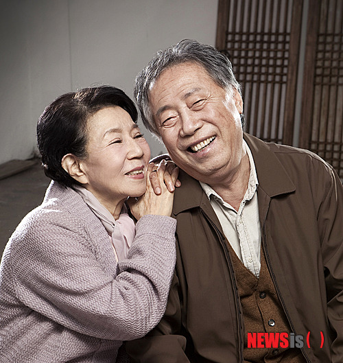 【서울=뉴시스】이재훈 기자 = 영화 '괴물' 등에서 페이소스 깃든 연기를 선보인 배우 변희봉(71)이 40여년 만에 연극 무대에 선다.&nbsp; 12일 국립극단에 따르면, 변희봉은 3월 1~28일 서계동 국립극단 백성희장민호극장에서 공연하는 '3월의 눈(雪)'에 캐스팅됐다.&nbsp; 원로배우 백성희(88)·장민호(1924~2012)에게 헌정한 2011년 초연작이다.&nbsp;&nbsp; 평생 살아온 한옥을 떠나기 하루 전 노부부 '이순·장오'의 일상을 오롯이 보여준다. 실재와 환상을 오가며 사라짐에 대해 담담하게 이야기하는 구성이 일품인 작품이다.&nbsp; 사람들에게 제 살점을 다 내주고 결국 극 후반에 뼈대만 앙상하게 남는 고택, 벽을 제외한 모든 도구가 통째로 박물관에 팔리는 이발소, 재개발 열풍 속에서 평생 살아온 집을 떠나야 하는 장오의 모습을 묵묵히 그린다.&nbsp; 변희봉은 장오를 맡아 초연부터 지금까지 꾸준히 이순을 연기하는 백성희와 호흡을 맞춘다. 지난해 재공연에 출연한 박혜진(55)이 백성희와 함께 이순을 번갈아 연기한다.&nbsp; 변희봉은 "기다려 왔다. 진한 살냄새 나는 작품을. 인생사는 얘기를"이라면서 "'3월의 눈'은 그 풍김이 참 남달랐다. 꼭 한번 만나고 싶은 작품이었다"고 말했다.&nbsp; 지난해 별세한 장민호를 기리는 뜻도 담은 공연이다. 연출 손진책 국립극단 예술감독, 극본 배삼식, 무대미술가 박동우, 의상디자이너 최보경 등 초연부터 힘을 보탠 스태프들이 참여했다. 2만~3만원. 국립극단 02-3279-2233&nbsp; realpaper7@newsis.com