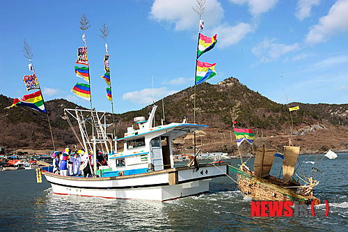 【부안=뉴시스】김종효 기자 = 12일 전북 부안 위도에서 마을의 안녕과 풍어를 기원하는 '위도 띠뱃놀이(중요무형문화재 제82-다호)' 공개행사가 열렸다. 5방위의 재앙과 액운을 상징하는 5개의 초우인(草偶人), 어부의 허수아비, 만선을 기원하는 오색기를 비롯해 주민들의 소원문을 실은 띠배가 모선에 이끌려 서해 먼 바다로 나가고 있다. (사진 = 부안군 제공)&nbsp; photo@newsis.com