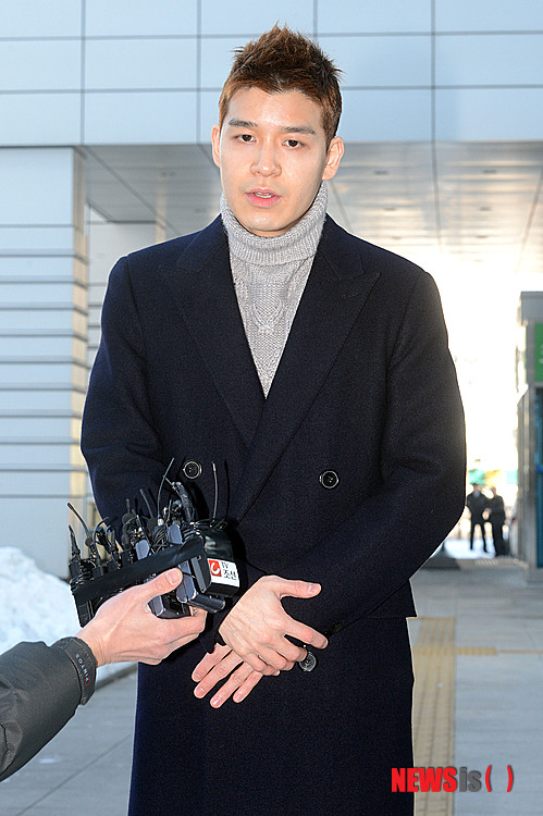 【서울=뉴시스】최동준 기자 = 지인에게 수억 원의 돈을 빌린 뒤 갚지 않은 혐의로 구속 기소된 젝스키스 출신 가수 강성훈이 13일 오전 최종 선고를 받기 위해 서울 도봉구 서울북부지방법원으로 들어서며 취재진 질문에 답변 하고 있다. 강성훈은 징역 2년 6월의 실형을 선고 받았다. photocdj@newsis.com