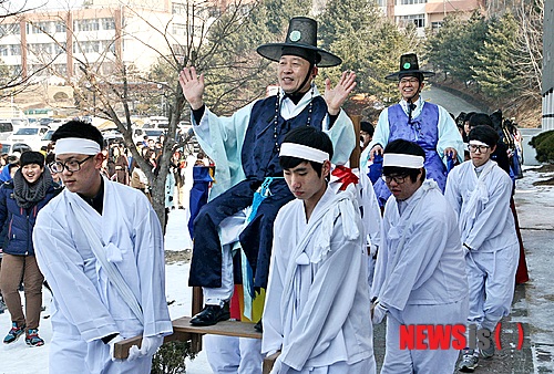 【증평=뉴시스】강신욱 기자 = 13일 충북 증평군 형석고등학교 32회 졸업식에서 제자들이 든 꽃가마를 탄 스승들이 환하게 웃고 있다.&nbsp; ksw64@newsis.com