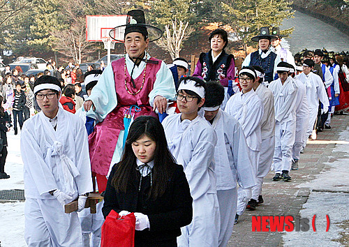 【증평=뉴시스】강신욱 기자 = 13일 충북 증평군 형석고등학교 강당에서 열린 32회 졸업식에서 제자가 스승을 꽃가마에 태우고 식장으로 출발하고 있다.&nbsp; ksw64@newsis.com